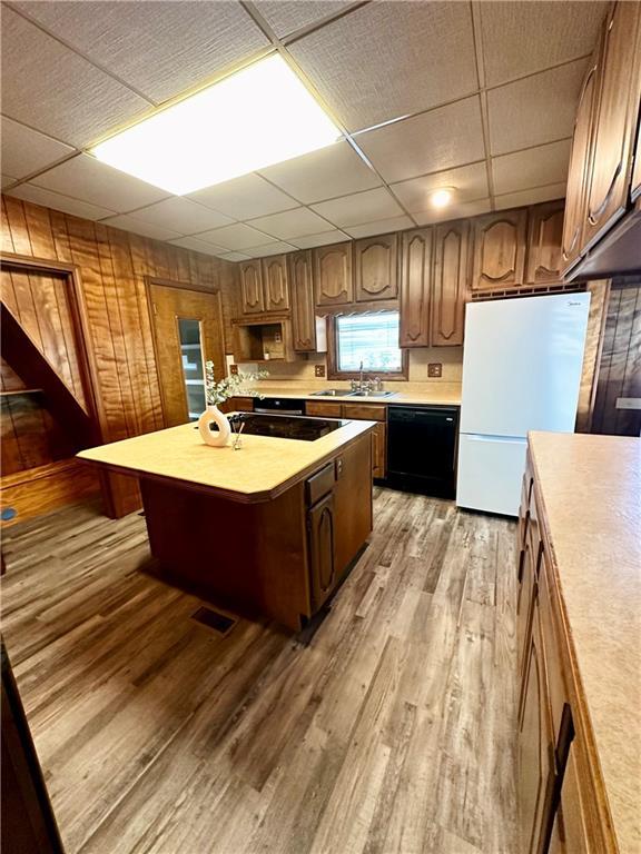 kitchen featuring visible vents, freestanding refrigerator, light countertops, dishwasher, and light wood-type flooring