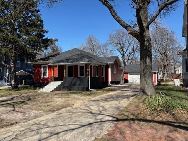 view of front of home featuring an outdoor structure