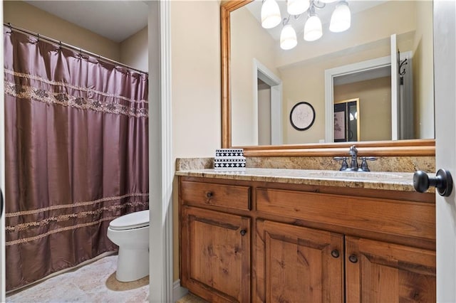 full bathroom with a notable chandelier, toilet, vanity, and a shower with curtain