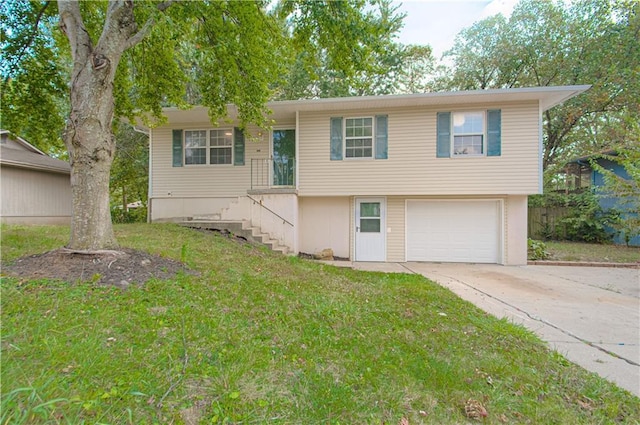 view of front of house with driveway, an attached garage, and a front yard