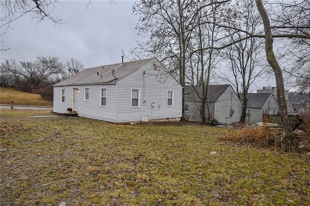 back of house featuring a lawn