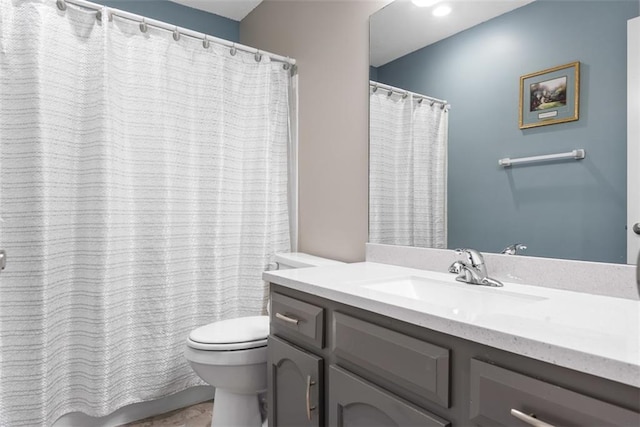 full bathroom featuring vanity, a shower with shower curtain, and toilet