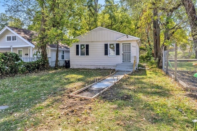 view of front of house featuring a front lawn and fence