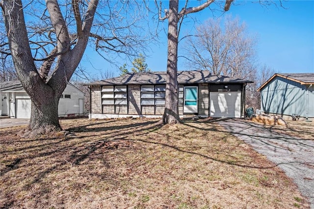 view of front facade featuring a garage and driveway