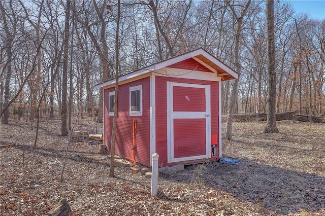 view of outdoor structure featuring an outbuilding