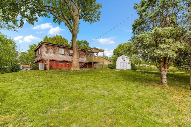 view of yard featuring a storage shed, an outbuilding, and a pergola