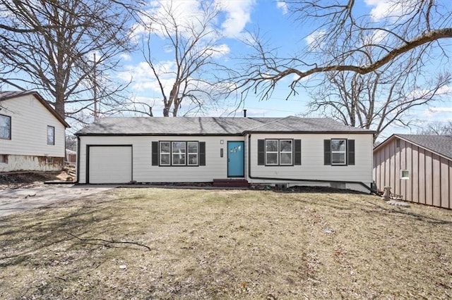 view of front facade featuring a front lawn, an attached garage, and driveway