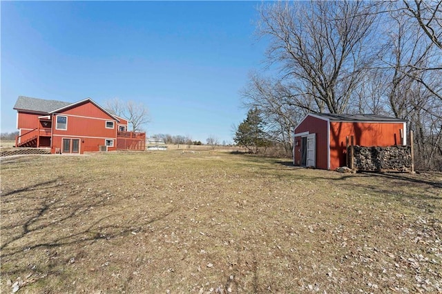 view of yard with an outdoor structure