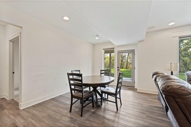 dining area featuring dark wood-style floors, recessed lighting, a healthy amount of sunlight, and baseboards