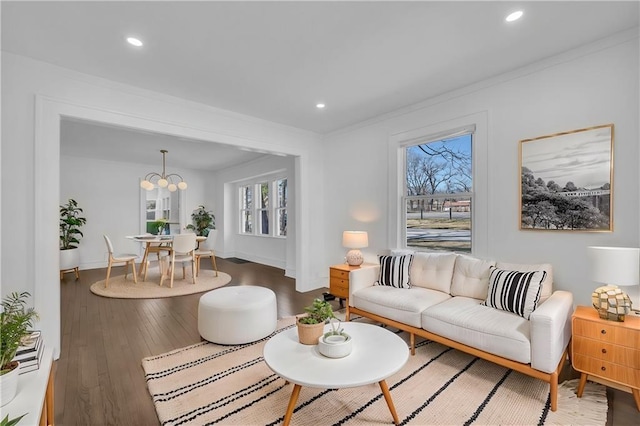 living room with recessed lighting, baseboards, wood-type flooring, and crown molding