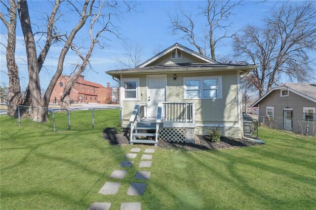 1901 E 79th St, Kansas City, MO 64132 - bungalow-style home with a front yard and fence