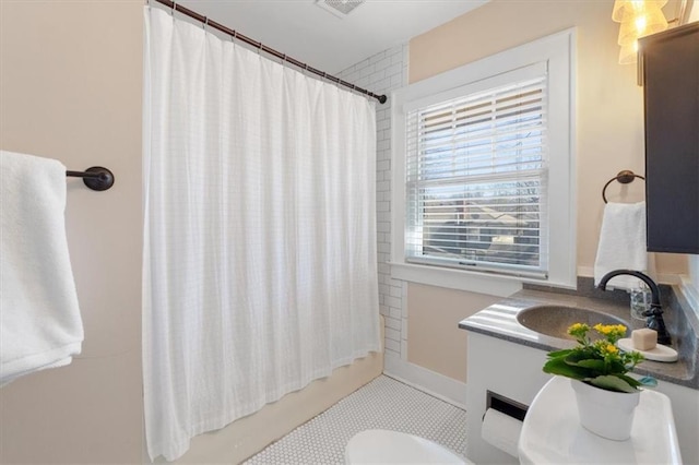 bathroom featuring vanity, toilet, visible vents, and shower / tub combo with curtain