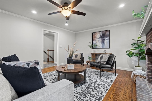 living area featuring recessed lighting, baseboards, wood finished floors, and ornamental molding