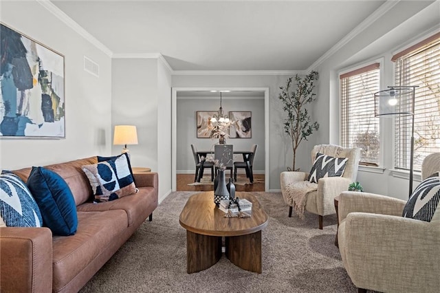 living area featuring visible vents, baseboards, a chandelier, and crown molding