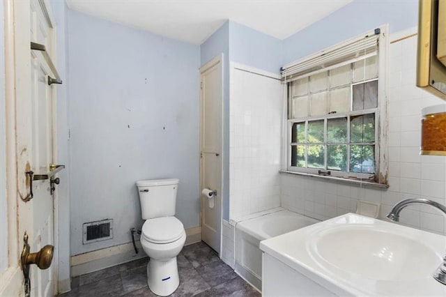 full bathroom featuring tile patterned flooring, visible vents, baseboards, toilet, and a bathing tub