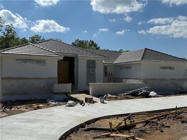 7410 NW Pampas Ln, Parkville, MO 64152 - view of front of house featuring a tiled roof