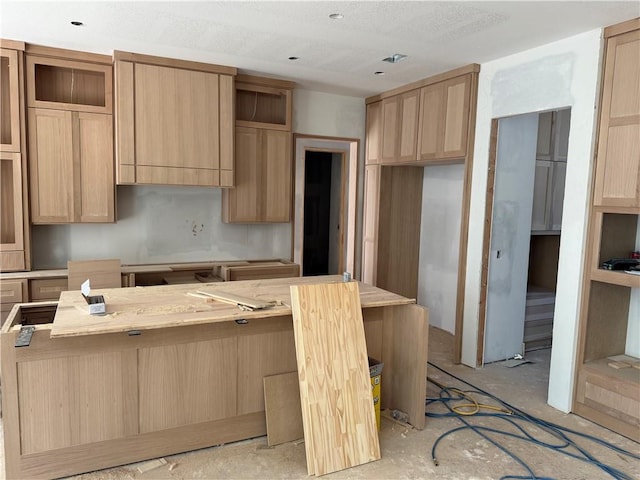 7410 NW Pampas Ln, Parkville, MO 64152 - kitchen featuring light brown cabinetry, a kitchen island, and light countertops