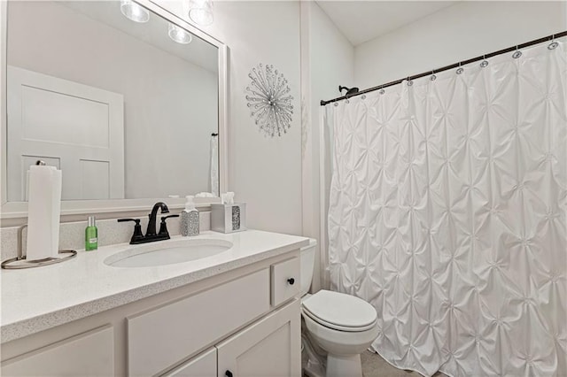 full bathroom featuring curtained shower, toilet, and vanity