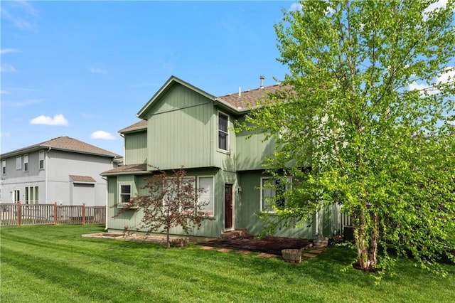 24987 W 150th Ct, Olathe, KS 66061 - rear view of house featuring a shingled roof, fence, and a lawn