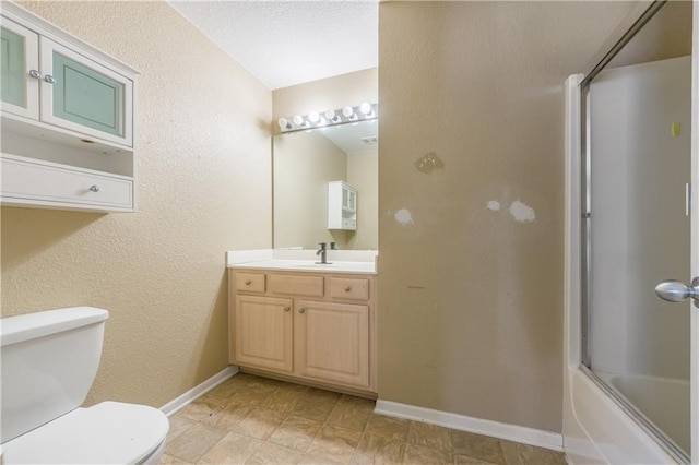 full bathroom featuring enclosed tub / shower combo, baseboards, toilet, and vanity