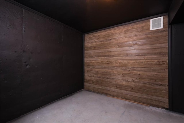 spare room with visible vents and concrete floors