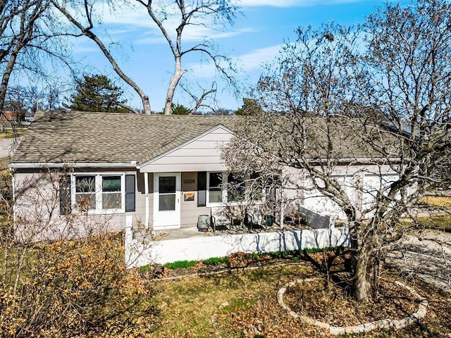 view of front of property featuring a shingled roof