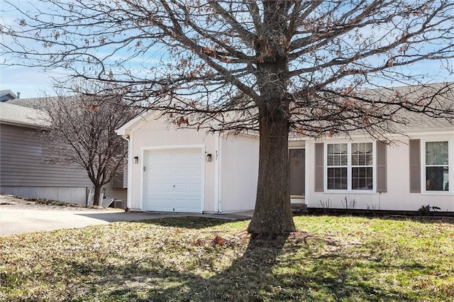 view of front facade featuring driveway and a garage