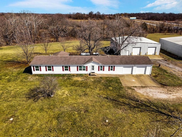 view of front of house with driveway, an outdoor structure, and a front yard