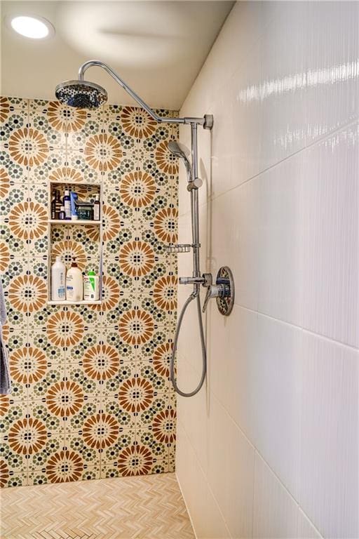 full bathroom featuring tiled shower