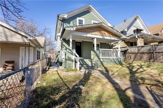 view of front of property featuring covered porch and fence