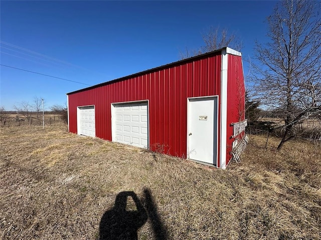 view of outdoor structure featuring an outbuilding