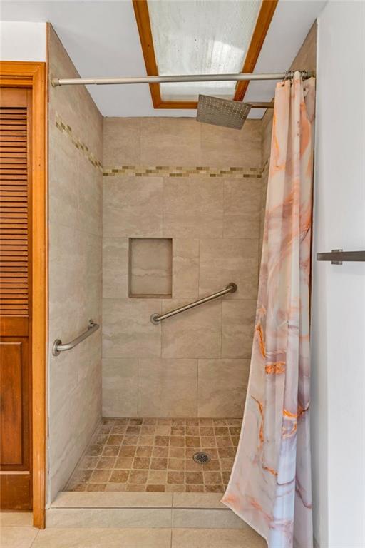 full bath featuring a tile shower