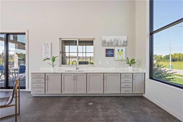 bar with a sink and baseboards