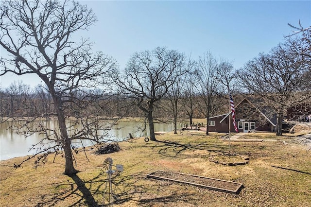 view of yard featuring a water view