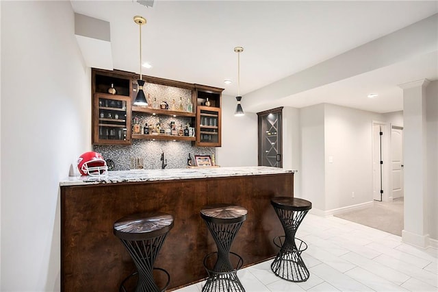 bar featuring backsplash, baseboards, decorative light fixtures, indoor wet bar, and recessed lighting