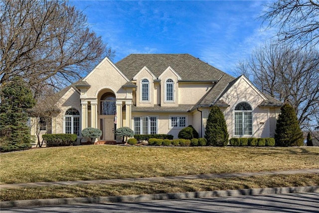 view of front facade featuring stucco siding and a front yard