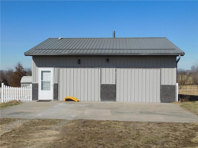 view of outdoor structure featuring an outdoor structure and fence