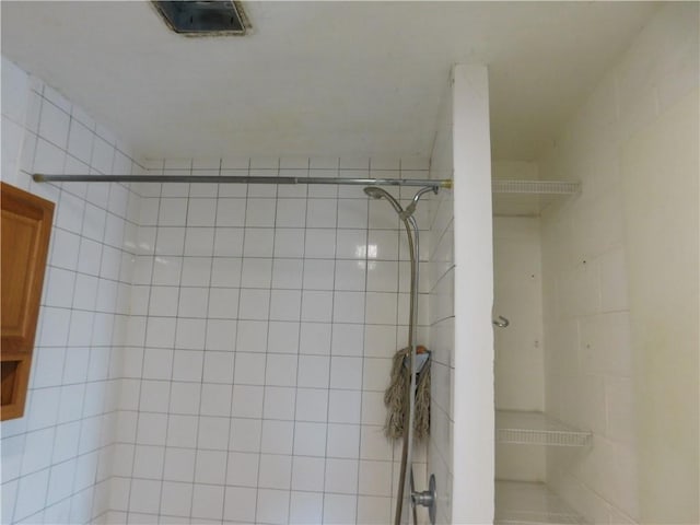 full bathroom featuring a tile shower