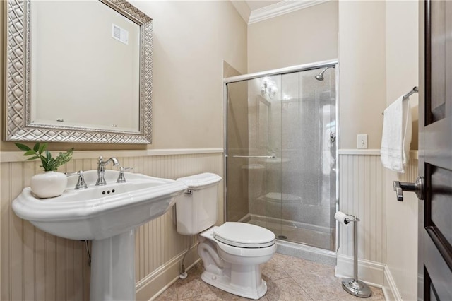 full bath featuring toilet, visible vents, a wainscoted wall, and a stall shower