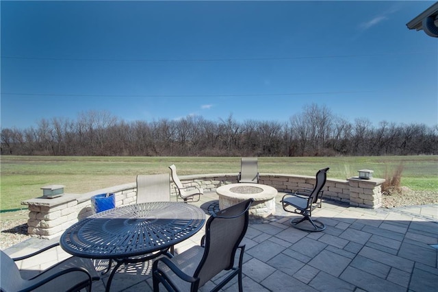 view of patio with an outdoor fire pit