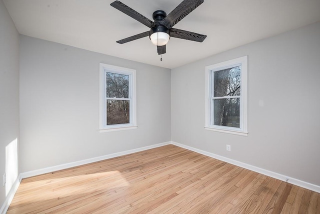 unfurnished room featuring light wood-style flooring, a ceiling fan, and baseboards