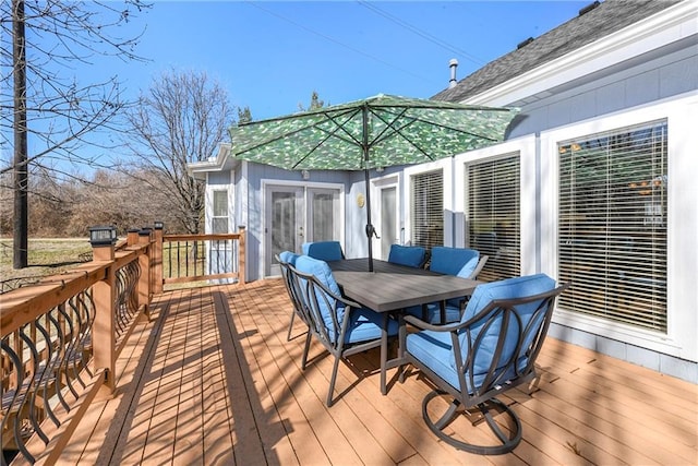 deck with outdoor dining space