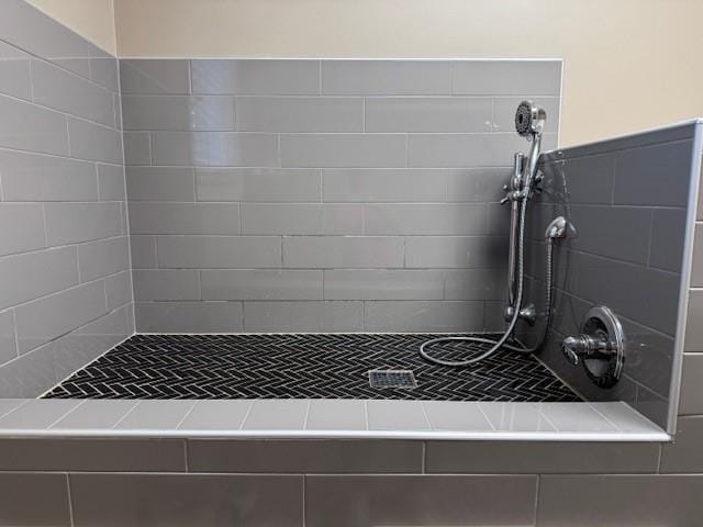 bathroom featuring a tile shower