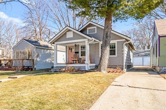 bungalow-style house featuring a front lawn and covered porch