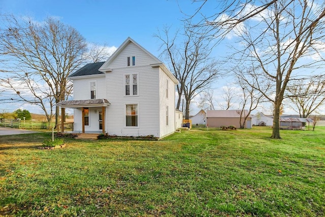 view of front of property featuring a front yard