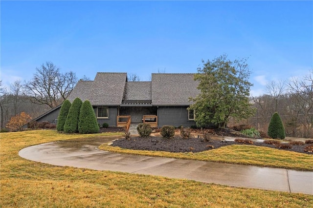 view of front of house with a front lawn