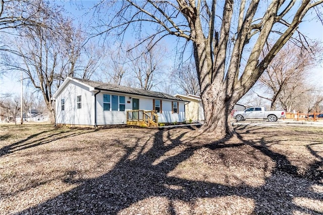 view of front of home with dirt driveway