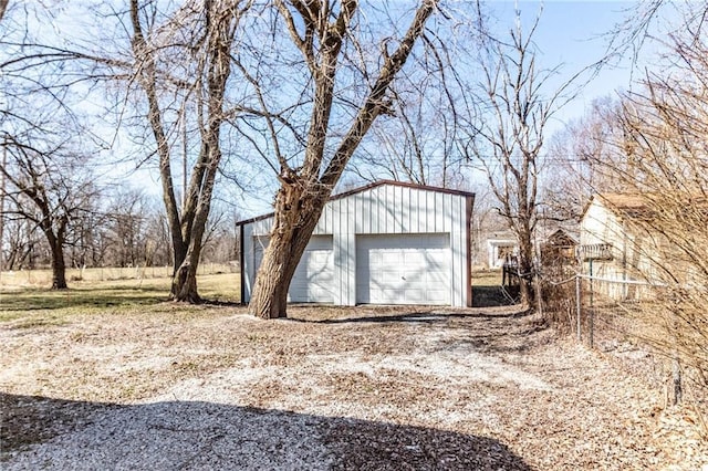 view of outdoor structure with an outbuilding