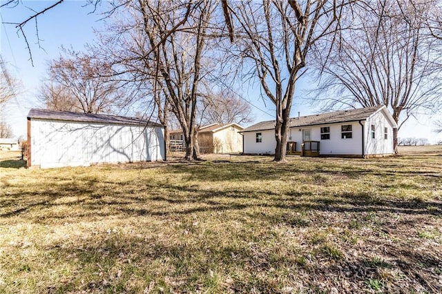 view of yard with an outbuilding