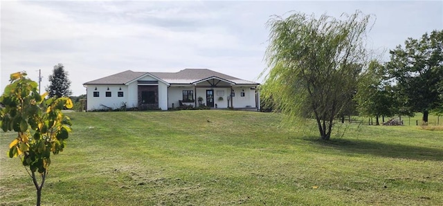 view of front facade with a front lawn